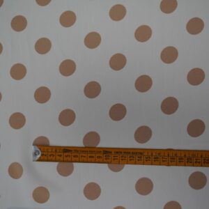 Tela flamenca blanca con lunares beige medianos, ideal para trajes de flamenca.