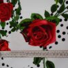 Tela de flamenca blanca con estampado de rosas rojas realistas y lunares negros medianos.