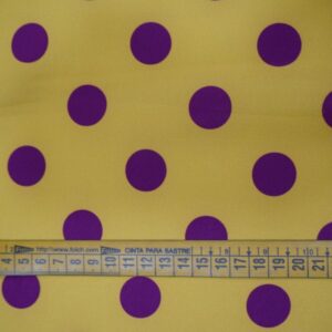Tela flamenca amarilla con lunares morados medianos, ideal para trajes de flamenca.