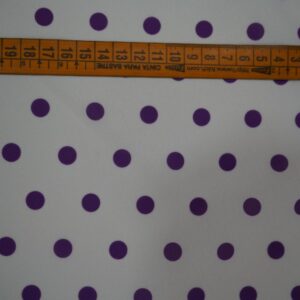 Tela flamenca blanca con lunares morados medianos, ideal para trajes de flamenca.