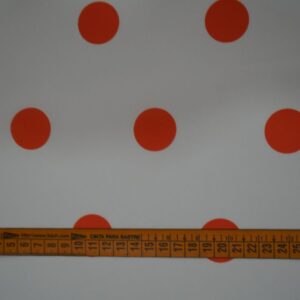 Tela flamenca blanca con lunares coral medianos, ideal para trajes de flamenca.